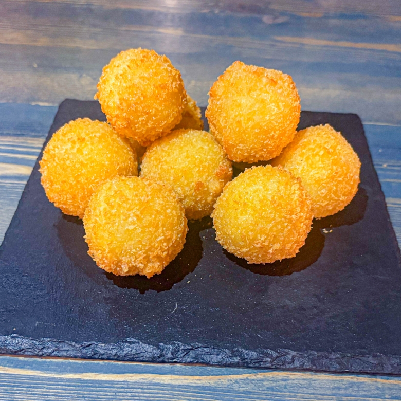 Картофельные шарики с сыром и ветчиной